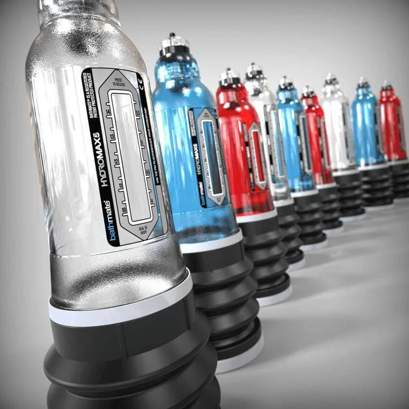 Línea de diferentes modelos de bombas Bathmate en varios colores y tamaños, ilustrando la variedad de opciones para elegir la más adecuada.